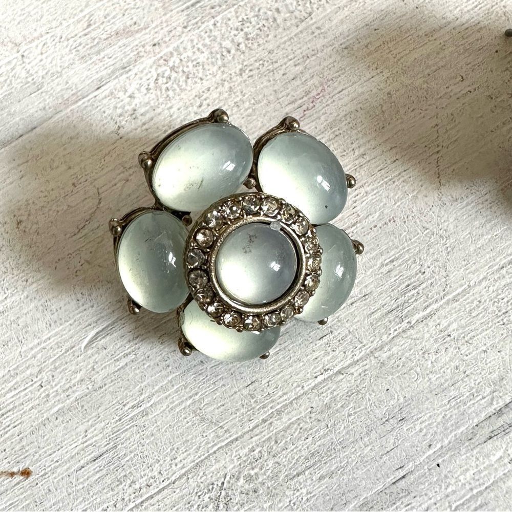 Blue rhinestone flower post earrings - Picture 4 of 5